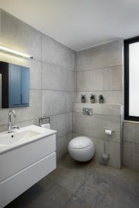 אריחים גדולים אפורים | עיצוב חדרי רחצה | עמית ישראל מעצב פנים | עיצוב פנים |