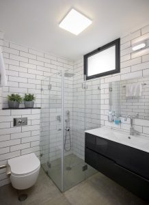 אריחים קטנים רובה שחורה | עיצוב חדרי רחצה | עמית ישראל, מעצב פנים במרכז | עיצוב פנים