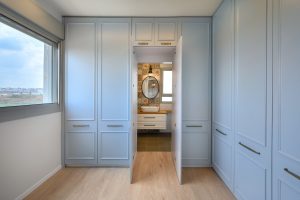 ארון קיר תכלת | עיצוב חדרי רחצה | עמית ישראל, מעצב פנים במרכז | עיצוב פנים