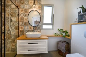 אריחים צבעוניים | עיצוב חדרי רחצה | עמית ישראל, מעצב פנים במרכז | עיצוב פנים