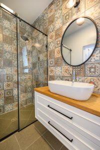 אריחים צבעוניים מקלחת | עיצוב חדרי רחצה | עמית ישראל, מעצב פנים במרכז | עיצוב פנים