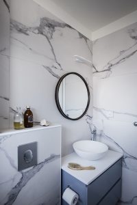 מראה על אריח שיש | עיצוב חדרי רחצה | עמית ישראל, עיצוב פנים במרכז | עיצוב פנים