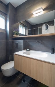 אריח גדול אפור כהה | עיצוב חדרי רחצה | עמית ישראל מעצב פנים | עיצוב פנים