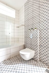 אריחים מאוירים שירותים | עמית ישראל, מעצב פנים במרכז | עיצוב חדרי רחצה